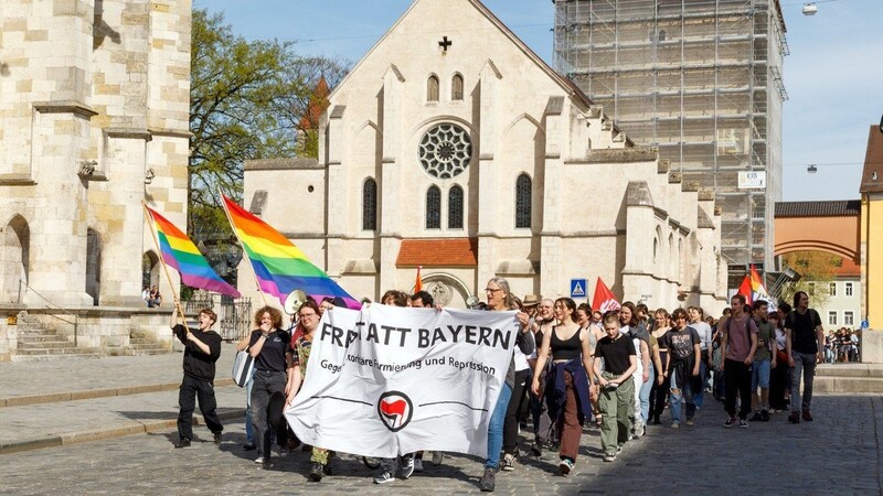 Um 15 Uhr startete die Demo am Freitag gegen das Genderverbot beim "Schwammerl". Dann marschierten die rund 200 Teilnehmerinnen und Teilnehmer über den Domplatz bis zum Bismarckplatz.