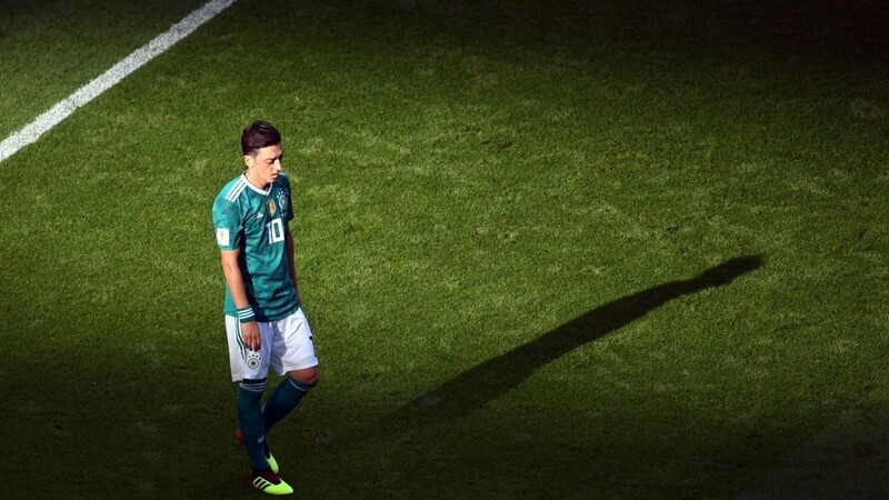 Abgang: Nach der Niederlage gegen Südkorea und dem deutschen Vorrunden-Aus bei der WM in Russland verlässt Mesut Özil das Spielfeld. Das Ende seiner Karriere in der Nationalmannschaft war das bereits absehbar