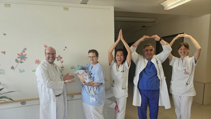 Freuen sich über das 100. Baby: Chefarzt Kurt Seeborg (v.l.), Jacqueline Bieler mit Daniel Alexandru auf dem Arm, Nga Hog, Dr. Ahmad Yahya und Petra Hein.