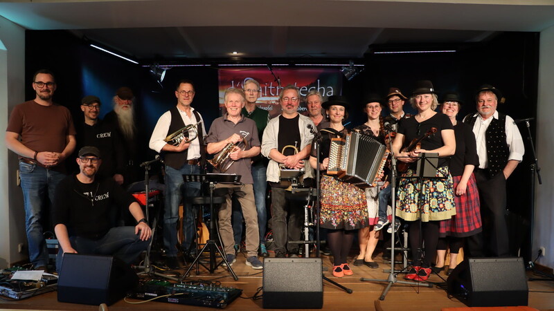 Alle Musiker vom Benefizkonzert verzichteten auf ihre Gage und zeigten sich in bester Spiellaune in Neurandsberg.