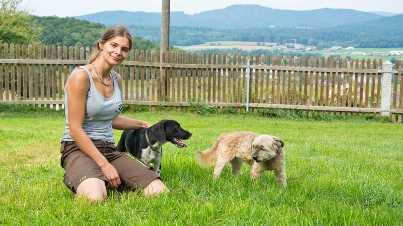 Von der Berlinerin zur Bayerwaldlerin: Catrin Röhricht genießt nach einer Kindheit mitten in der Großstadt ihr neues Zuhause in Walting mit ihren geliebten Tieren.