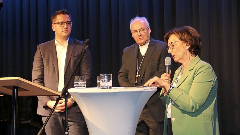 Christian Doleschal, Bischof Rudolf Voderholzer und Emilia Müller beim Europaforum in Regensburg.