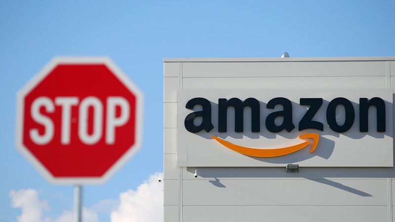 Ein Stoppschild steht vor einem Amazon-Logistikzentrum. Der Markt Langquaid spricht sich gegen die geplante Ansiedlung des Onlinehandelsgiganten bei Rohr/Stocka aus.