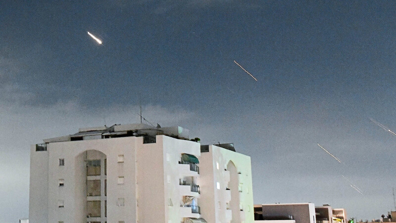 Flammen von Explosionen erscheinen am Himmel über Tel Aviv, während Israels Raketenabwehrsystem Raketen und Drohnen aus dem Iran abfängt. Der Iran hat Israel in der Nacht erstmals direkt von seinem Staatsgebiet aus angegriffen.  Foto: Fahid Salemi/dpa