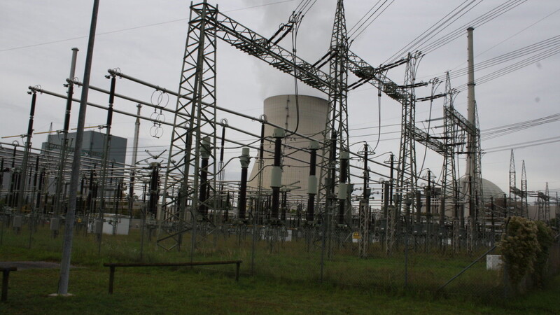 Der Marktrat merkte in seiner Stellungnahme an, dass es für einen möglichen Netzverknüpfungspunkt nicht nur das Umspannwerk am Kernkraftwerk Isar (siehe Bild) gibt, sondern auch an anderen Kernkraftwerksstandorten wie Grafenrheinfeld und Gundremmingen.