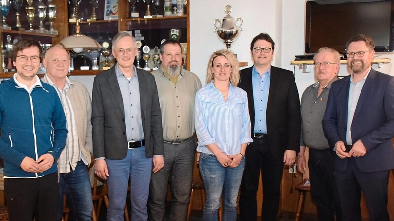 Die neue Vorstandschaft des CSU-Ortsverbandes Rötz mit Vorsitzendem Matthias Scherr (links), Bürgermeister Dr. Stefan Spindler (Dritter von rechts) und MdL Dr. Gerhard Hopp (rechts).