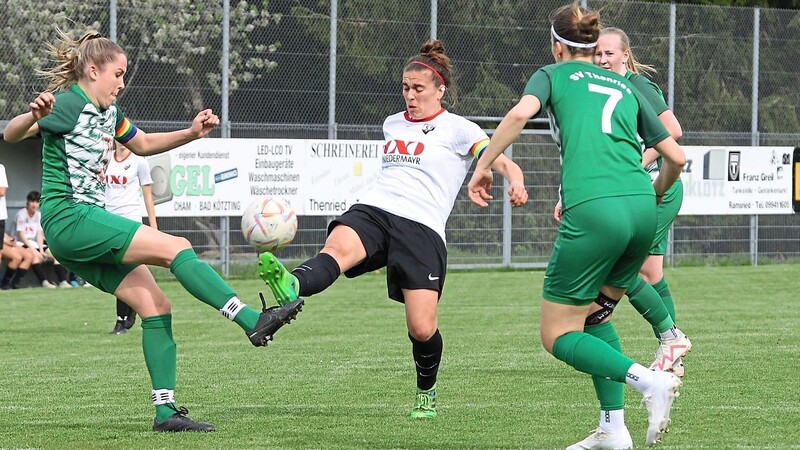 Die Landesliga-Damen des SV Thenried (grünes Trikot) holen gegen Regensburg ein 1:1.