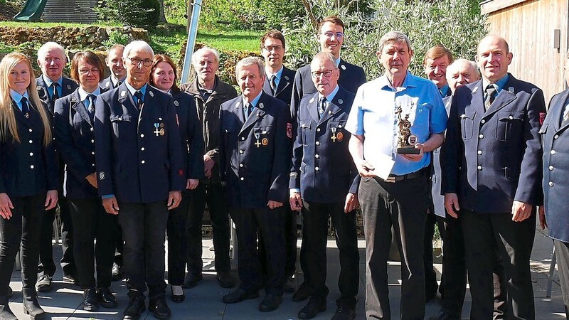 Die Feuerwehrler aus Chammünster und Chameregg feiern mit ihrem Gönner und Wirt Ernst Hunger dessen 75. Geburtstag.