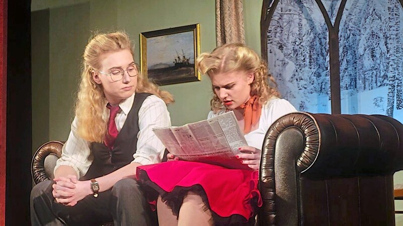 Schrifftstellerin Miss Casewell (Charlotte Soller) (links) und Charly Wren (Annika Hagn) (rechts) lesen von einem Verbrechen in London in der Zeitung.