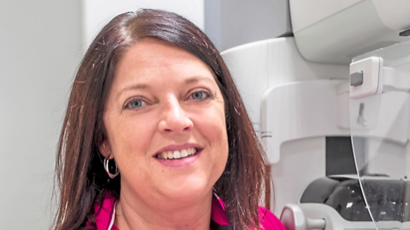 Carmen Schreckinger, eine erfahrene Mitarbeiterin beim Mammographie-Screening Niederbayern, erwartet gemeinsam mit ihren Kolleginnen die Frauen im Mammo-Mobil.