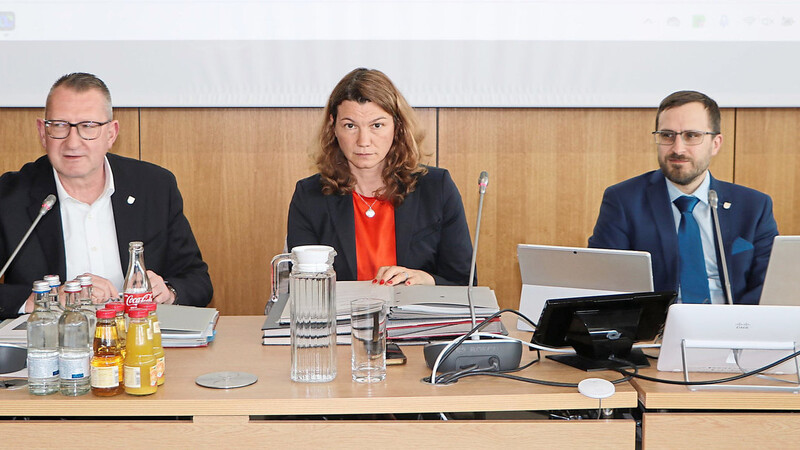 Klinikdirektor Martin Rederer, Landrätin Tanja Schweiger und der Leiter der Landkreisverwaltung, Maximilian Seldmaier (von links).