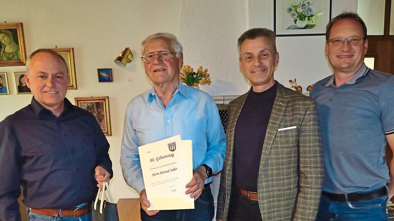 Dem Jubilar Konrad Saller (Zweiter von links) gratulierten Bürgermeister Hans Biederer (Dritter von links), zweiter Bürgermeister Christoph Ebner (rechts) und FWG-Vorsitzender Mario Schaffer (links).