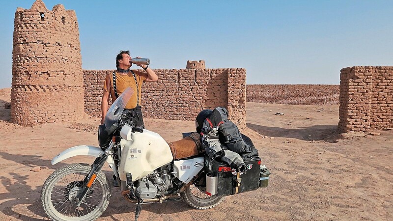 Tony Lindner in der Wüste in Dascht-e Lut; bei über 50 Grad hat man schon ordentlich Durst.