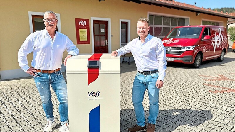 Beschäftigt sich seit drei Jahrzehnten mit Wärmepumpen und gilt in der Region folglich als Experte: Peter Voß zusammen mit seinem Sohn Philipp, der das Unternehmen später übernehmen wird.