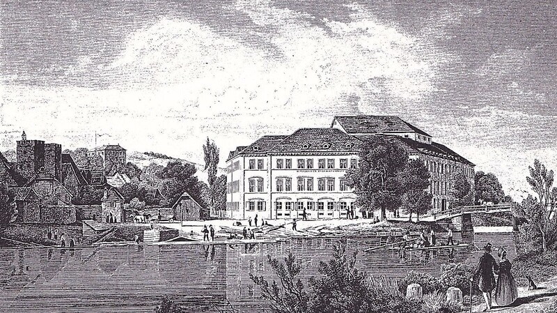 Die Isarlände war 1849 noch der Hafen der Stadt Landshut. Das 1841 vom Landshuter Baumeister Johann Baptist Bernlochner erbaute Theater mit dem Hotel und dem Restaurant galt als Zentrum des gesellschaftlichen Lebens in der Stadt. Stahlstich um 1850.