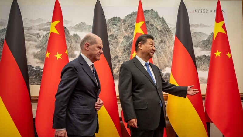Bundeskanzler Olaf Scholz (l.) wird vom chinesischen Staatspräsidenten Xi Jinping im Staatsgästehaus empfangen. Bei dieser Gelegenheit mahnte der deutsche Regierunschef China zu einem fairen Wettbewerb.