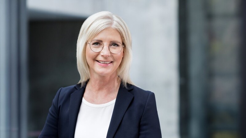 Bayerns Familienministerin Ulrike Scharf will bei einer Gesetzesänderung eine Klage vor dem Bundesverfassungsgericht prüfen.