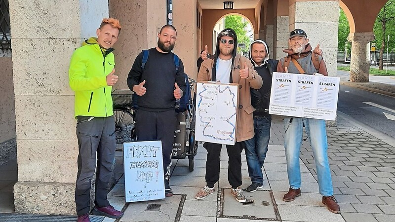 Streetworker Ben Peter (links) demonstrierte mit Unterstützern vor dem Rathaus für die Umsetzung des Brücke-Antrags.