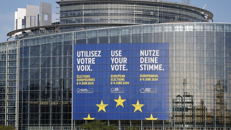 Eine riesiges Transparent mit der Aufschrift "Utilisez votre voix, use your voice, nutze Deine Stimme" wirbt am Europäischen Parlament für die Europawahlen, die vom sechsten bis neunten Juni 2024 stattfinden.