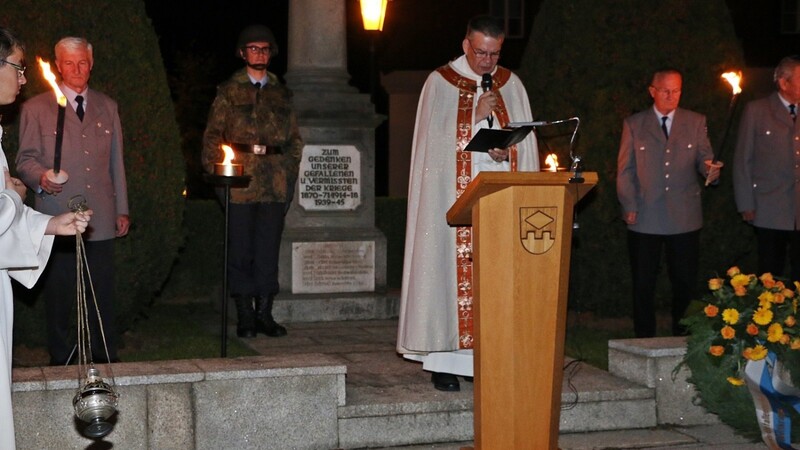 Pfarrer Viktor-Roland Spielauer sprach am Denkmal Fürbitten und Gebete für die gefallenen und vermissten Soldaten der beiden Weltkriege.