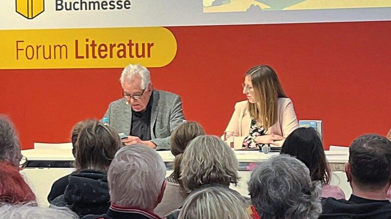 Autor Bernhard Setzwein stellt sein Kafka-Buch mit viel Resonanz bei der Leipziger Buchmesse vor.