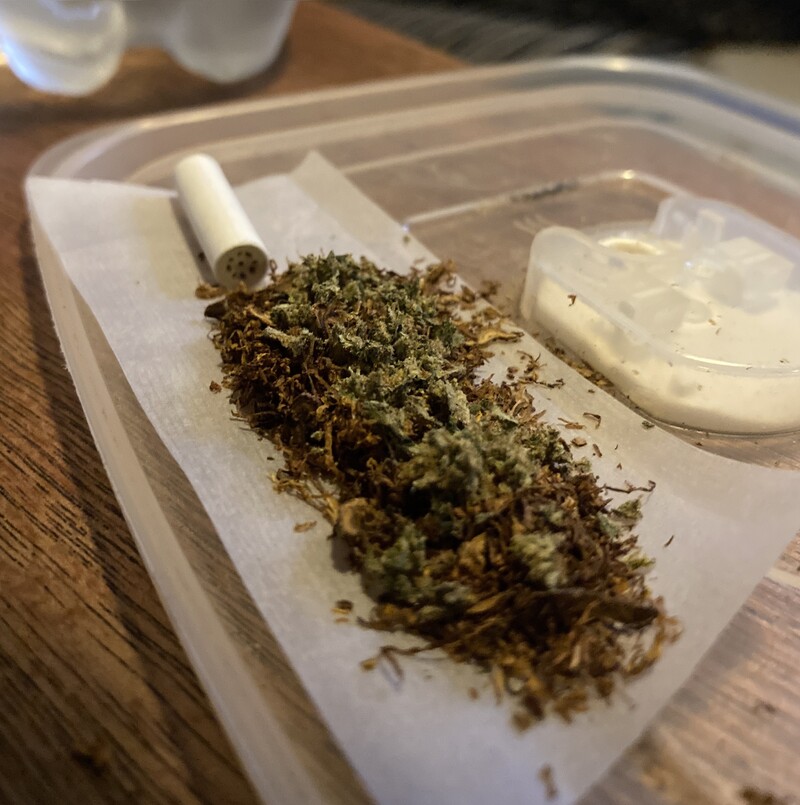 Ein Joint in einem Straubinger Wohnzimmer. Das sind 0,1 Gramm Cannabis, besitzen darf man 50 Gramm.