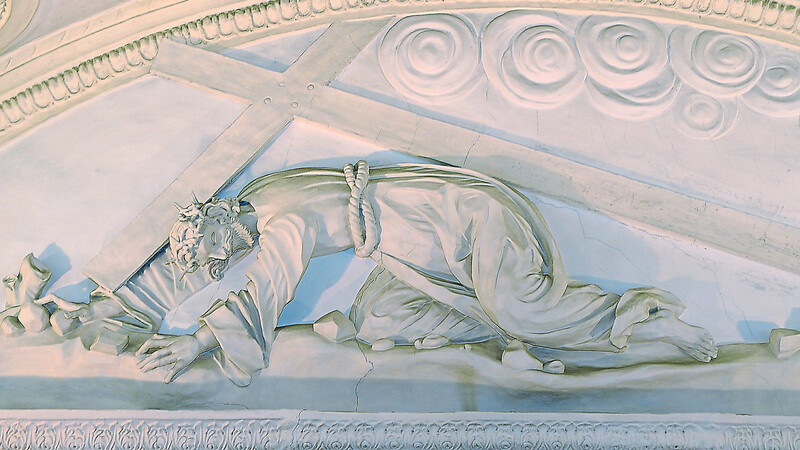 Diese Abbildung des dornengekrönten Christus unter dem Kreuz findet sich in der Hauskapelle am Ludwigsplatz im westlichen Bogenfeld.