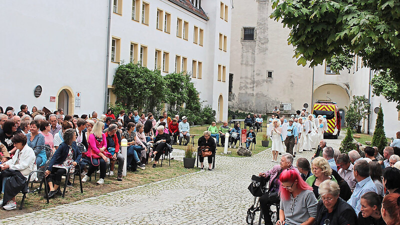 Die Komödie "Der Brandner Kasper in der Hölle" war im Sommer 2023 im Schlosshof und Schlosskeller zu sehen. Diese Erfahrung führte zur Idee, das Schloss künftig regelmäßig als Veranstaltungsort zu nutzen.