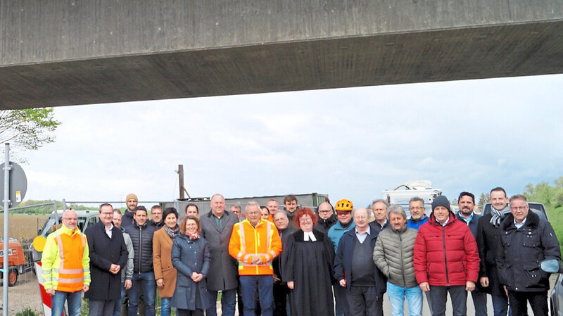 Die Ehrengäste aus Politik, Verwaltung, Kirchen und beteiligter Firmen bei der offiziellen Einweihung und Segnung des neuen Geh- und Radweges über die Franz-Xaver-Hafner-Brücke