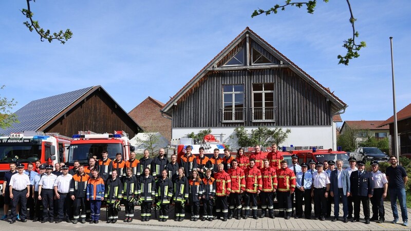 Der gemeindeübergreifende Feuerwehrnachwuchs mit den zufriedenen Prüfern, Ausbildern und Führungskräften.