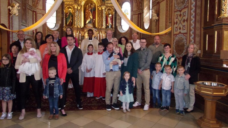 Die Taufgesellschaft der Taufkinder Luis und Lilly mit Pater John und den Ministranten