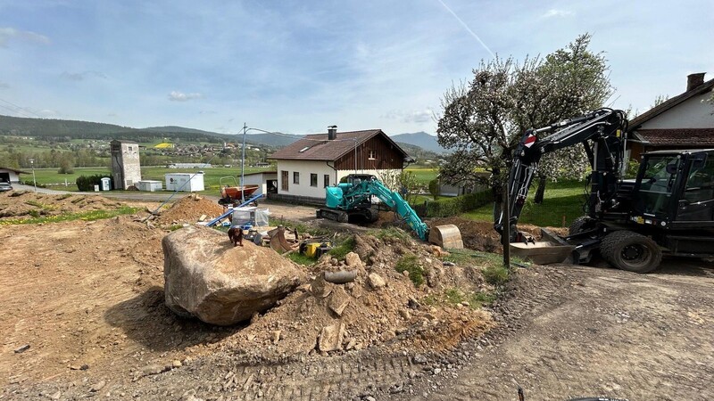 Die Sanierung der Osserstraße hat begonnen. Zuerst galt es, den 18 Tonnen schweren Steinbrocken, auf dem Foto im Vordergrund, herauszuarbeiten.