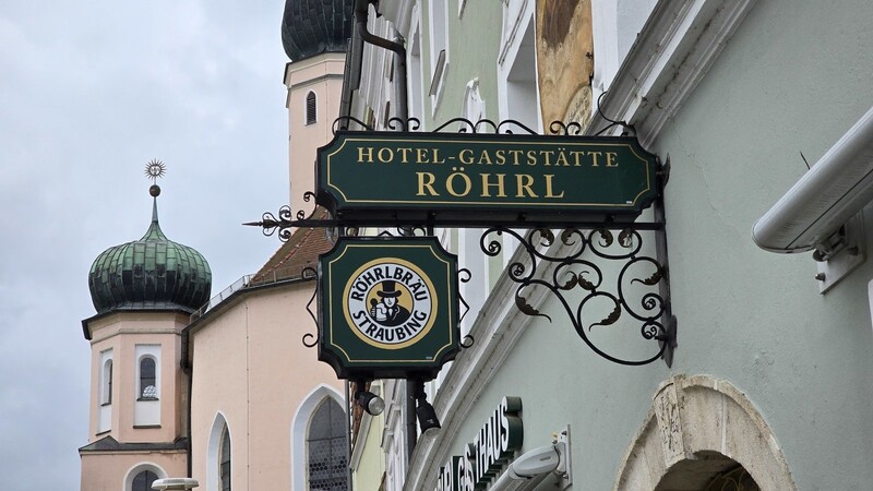 Hotel und Gaststätte "Röhrl" sind auf dem Theresienplatz beheimatet.