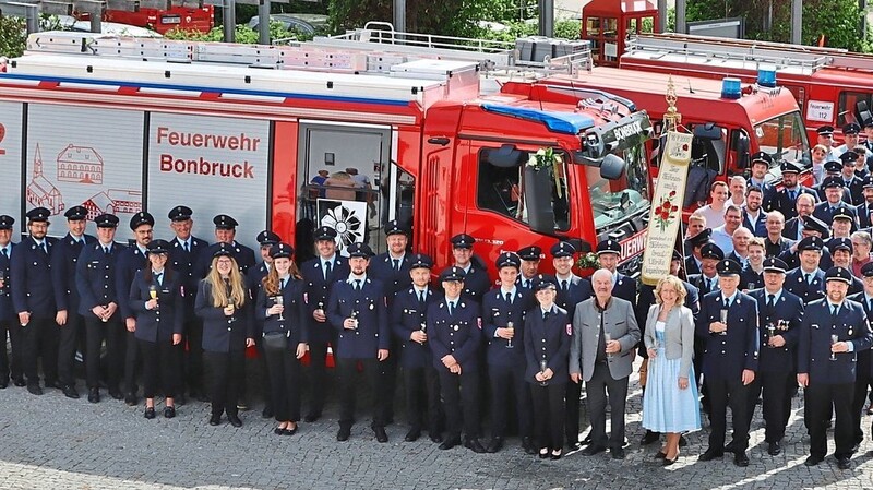 Die Mitglieder der Feuerwehr mit Bürgermeisterin Monika Maier und weiteren Ehrengästen der Fahrzeugsegnung.