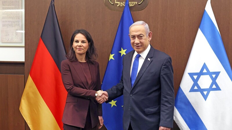 Israels Premierminister Benjamin Netanjahu (r.) begrüßt die deutsche Außenministerin Annalena Baerbock vor einem gemeinsamen Treffen.