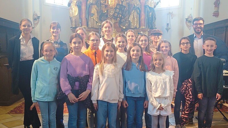 Das komplette Ensemble des Kinder- und Jugendchors der Pfarrei Mainburg mit seinem Leiter Élio Carneiro (rechts hinten).