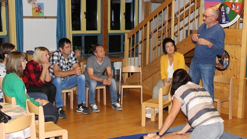 Die Eltern der Kinder des Kindergartens Sankt-Laurentius in Vilzing erlernten an der Übungspuppe die richtige Herzdruckmassage.