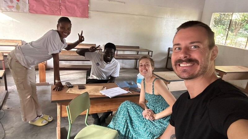 Vor Ort in Gambia haben Kate (2. v. r.) und Mike (r.) sich mit dem Personal ausgetauscht und ihnen unter die Arme gegriffen.
