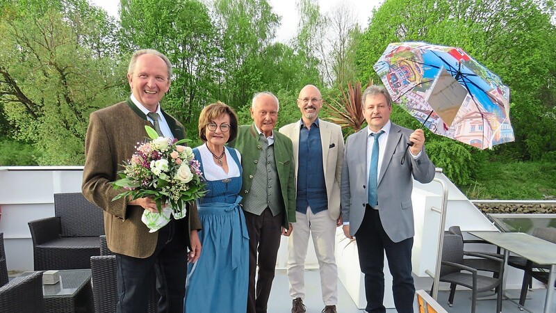 Dem Jubilar Joachim Czech (Mitte) gratulierten unter anderem Bürgermeister Jürgen Sommer (rechts) und dritter Bürgermeister Christian Blüml.