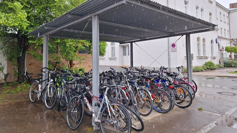Selbst wenn es regnet und schneit, ist der Radlständer beim Chamer Bahnhof voll. Die meisten haben ihre Räder auch gut abgesichert abgestellt.