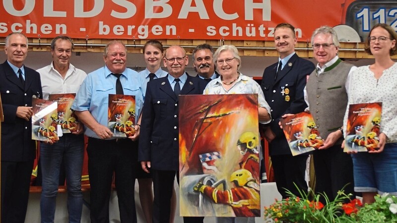 Stolz präsentieren die Chronisten das Buch über 150 Jahre Ergoldsbacher Feuerwehrgeschichte.
