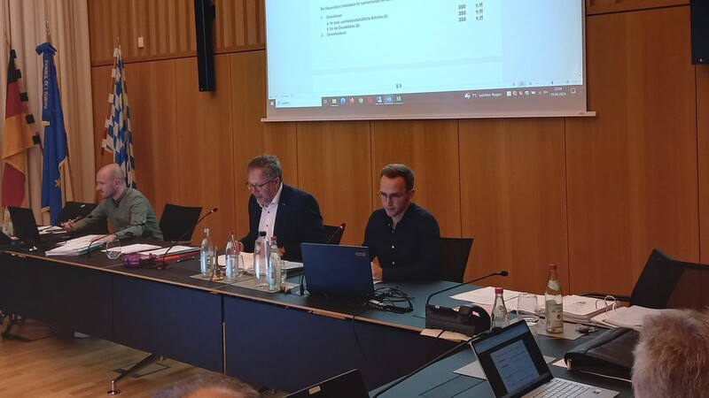 Bürgermeister Christian Dobmeier (Mitte) zusammen mit Bauamtsleiter Dominik Salzberger (links) und Kämmerer Matthias Schwimmbeck (rechts) während seiner Ausführungen in der Sitzung.