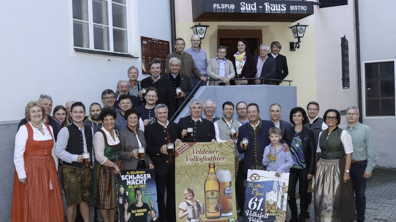 Festwirt, Brauerei-Vertreter und Honoratioren stießen gemeinsam auf ein gutes Gelingen des Veldener Volksfestes 2024 an und lobten dabei auch das eigens gebraute Festbier.