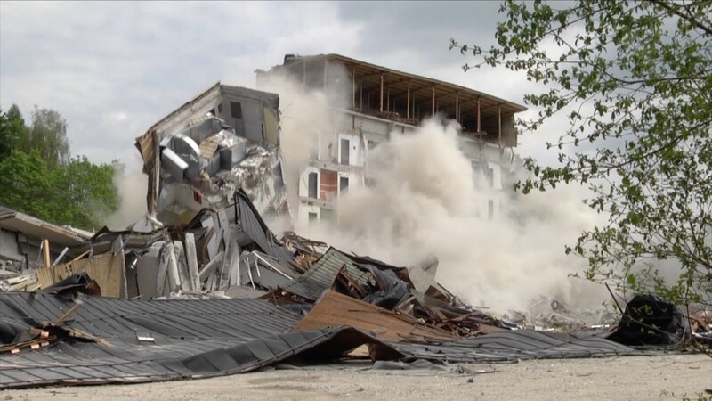 In Marktoberdorf scheiterte 2017 der Abriss des alten Krankenhauses zweimal. Trotz Sprengung blieb ein Teil des Gebäudes stehen.
