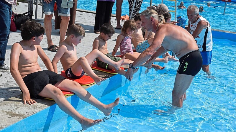 Bevor die Kinder einen Schwimmkurs bei der Moosburger Wasserwacht oder bei Bademeister Marc Przybilla (unser Bild) belegen können, müssen sich viele von ihnen erst einmal mit einem Platz auf der Warteliste begnügen.