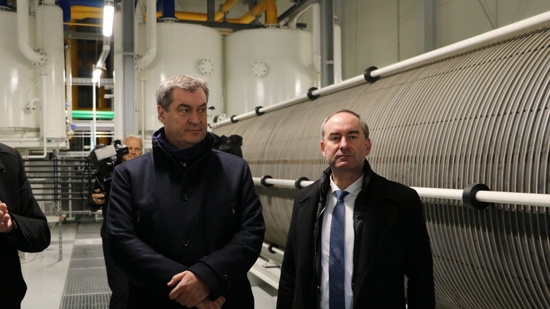 Ministerpräsident Markus Söder (l.) und Wirtschaftsminister Hubert Aiwanger sehen im Elektrolyseur einen wichtigen Schritt Richtung Energiewende. Im Sommer dieses Jahres soll dort die Produktion beginnen.
