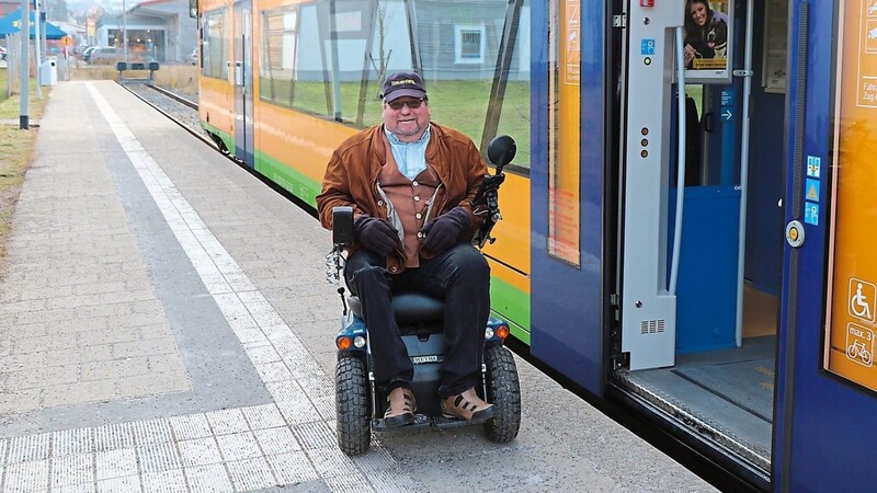 Mit der Oberpfalzbahn kann Volker Gabel fahren, doch beim Einstieg in den "Alex" ist für ihn ohne Hilfe Endstation.