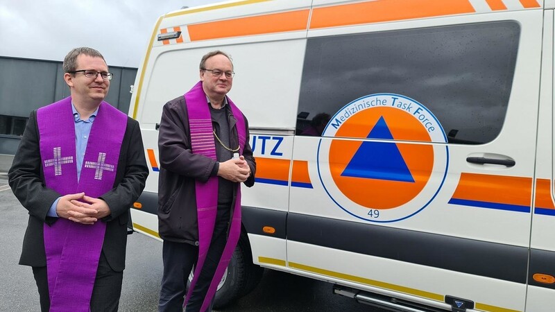 Furths Stadtpfarrer Karl-Heinz Seidl (rechts) und der evangelische Geistliche Michael Rummel bitten um den Schutz Gottes für die Fahrzeuge.