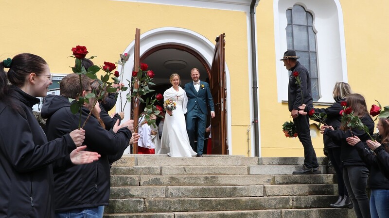 Nach ihrer kirchlichen Eheschließung wurden Lena Höcherl und Tim Dopichay vom Spalier der Blaibacher Laienspieler überrascht.