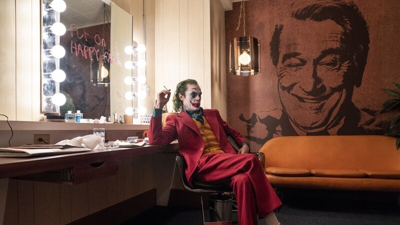 Ihr werdet mich sehen müssen: Joaquin Phoenix wartet als Arthur Fleck in "Joker" auf den Auftritt in der Talkshow von Robert DeNiro.